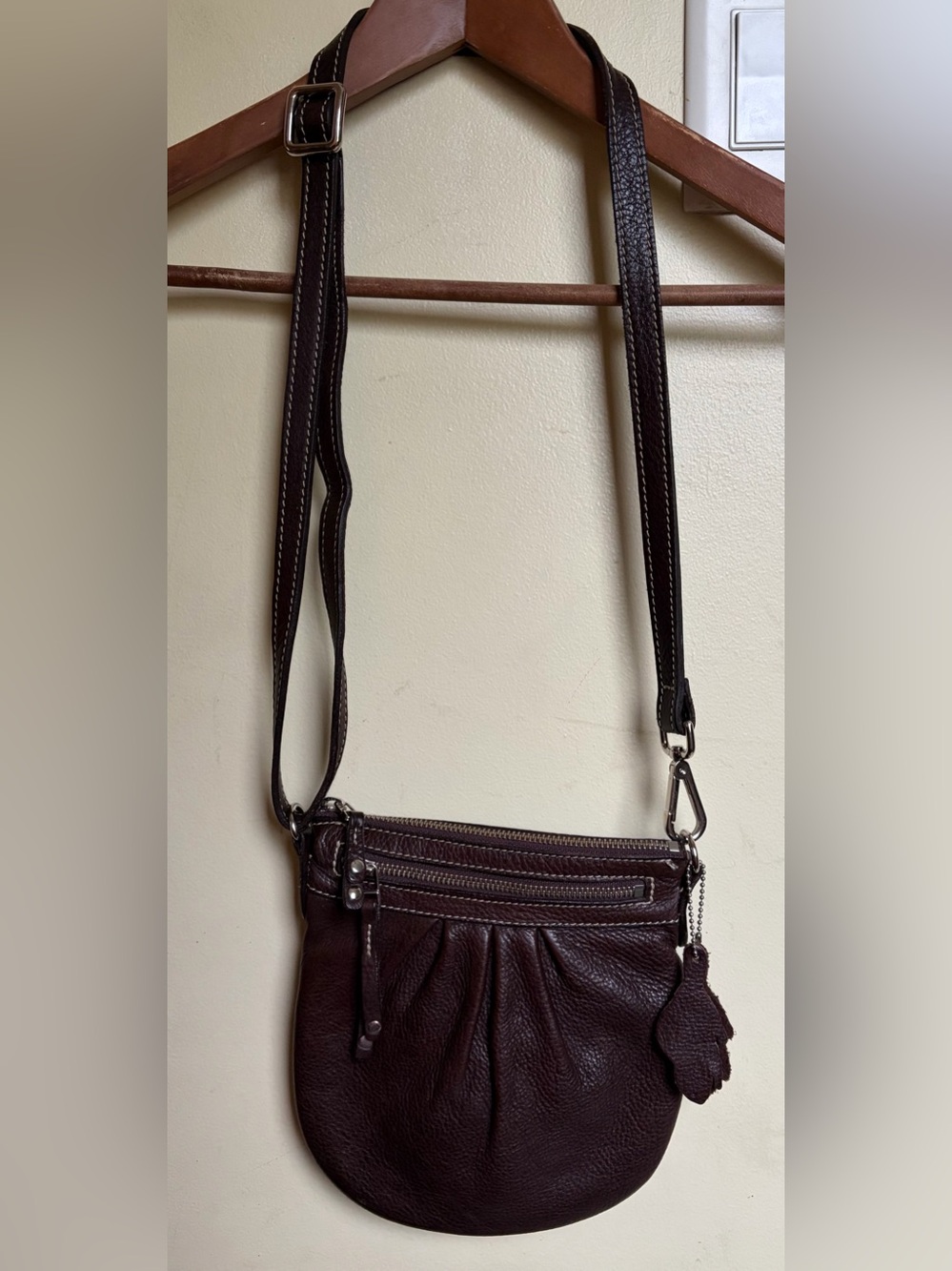 Roots Leather Adjustable Crossbody Zippered Bag Dark Chocolate Brown Silver